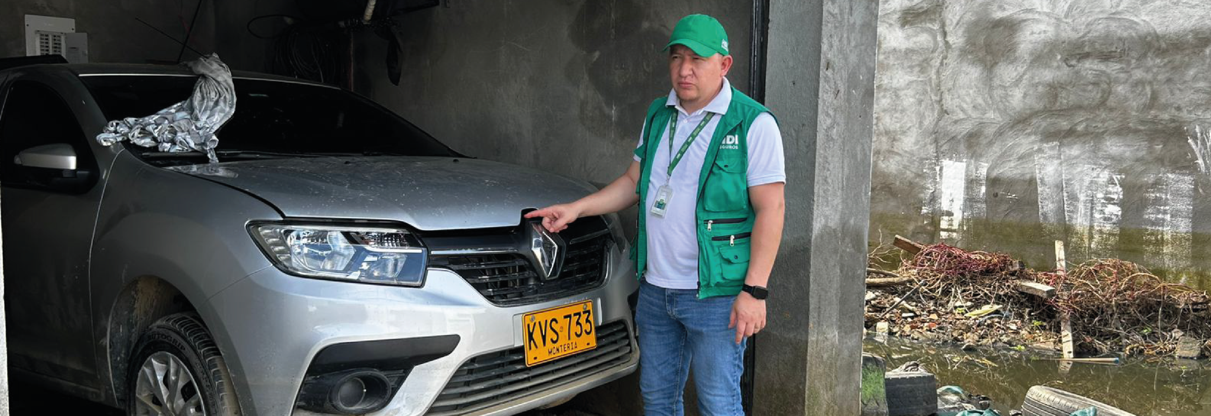 técnico de HDI revisa un carro afectado por las inundaciones de Córdoba